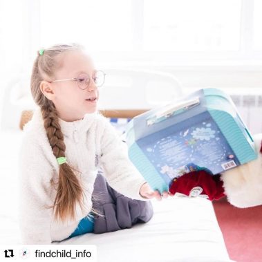 Перед Новым годом волонтеры Национального центра помощи поздравили с наступающими праздниками детей