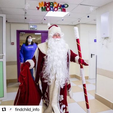 Перед Новым годом волонтеры Национального центра помощи поздравили с наступающими праздниками детей