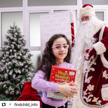 Перед Новым годом волонтеры Национального центра помощи поздравили с наступающими праздниками детей