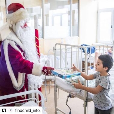 Перед Новым годом волонтеры Национального центра помощи поздравили с наступающими праздниками детей