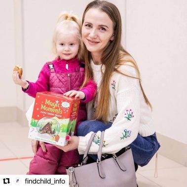 Перед Новым годом волонтеры Национального центра помощи поздравили с наступающими праздниками детей