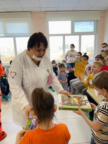 Сегодня Молодежный совет нашей больницы провел акцию «Будь здоров» во всех педиатрических отделениях.