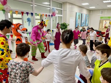 Сегодня сотрудники нашей больницы провели для детей очередное праздничное мероприятие, посвящённое масленице.