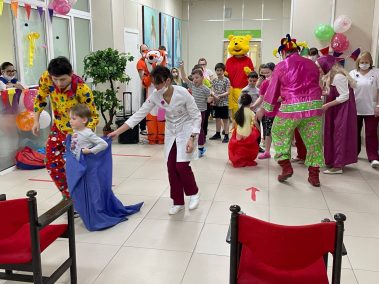 Сегодня сотрудники нашей больницы провели для детей очередное праздничное мероприятие, посвящённое масленице.