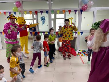 Сегодня сотрудники нашей больницы провели для детей очередное праздничное мероприятие, посвящённое масленице.