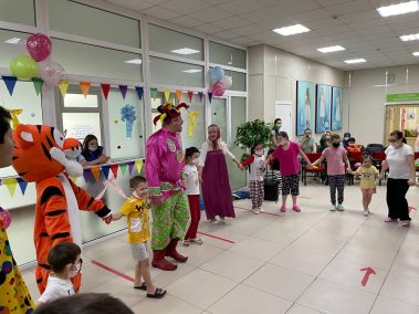 Сегодня сотрудники нашей больницы провели для детей очередное праздничное мероприятие, посвящённое масленице.