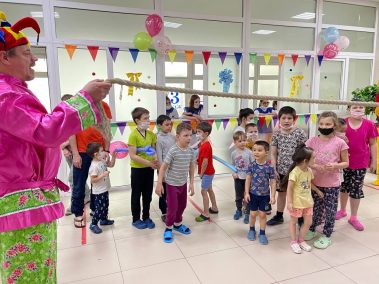 Сегодня сотрудники нашей больницы провели для детей очередное праздничное мероприятие, посвящённое масленице.