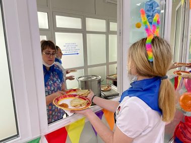 Сегодня сотрудники нашей больницы провели для детей очередное праздничное мероприятие, посвящённое масленице.