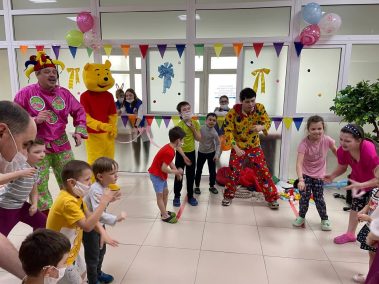 Сегодня сотрудники нашей больницы провели для детей очередное праздничное мероприятие, посвящённое масленице.