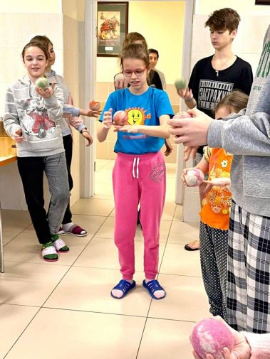 Сегодня специалисты Дворца молодежи «Неоткрытые острова» провели спортивный мастер- класс в отделение эндокринологии.