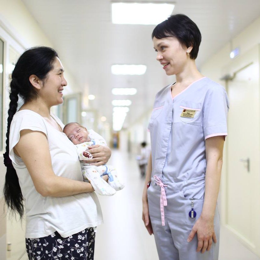 Сегодня профессиональный праздник отмечают неонатологи — специалисты, которые наблюдают и лечат самых маленьких пациентов. Это первые врачи в жизни практически каждого человека.