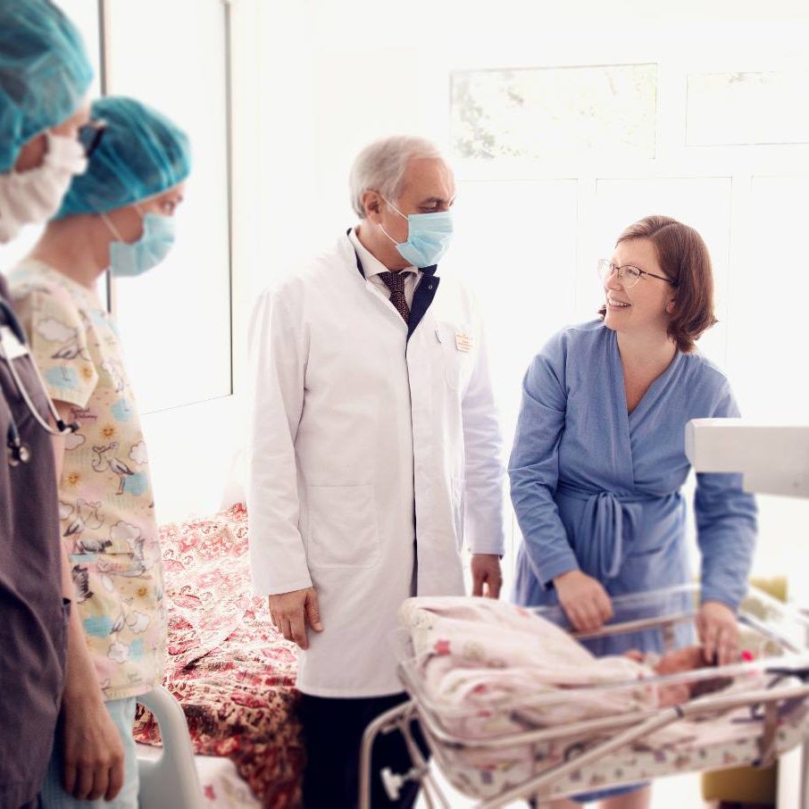 Сегодня профессиональный праздник отмечают неонатологи — специалисты, которые наблюдают и лечат самых маленьких пациентов. Это первые врачи в жизни практически каждого человека.