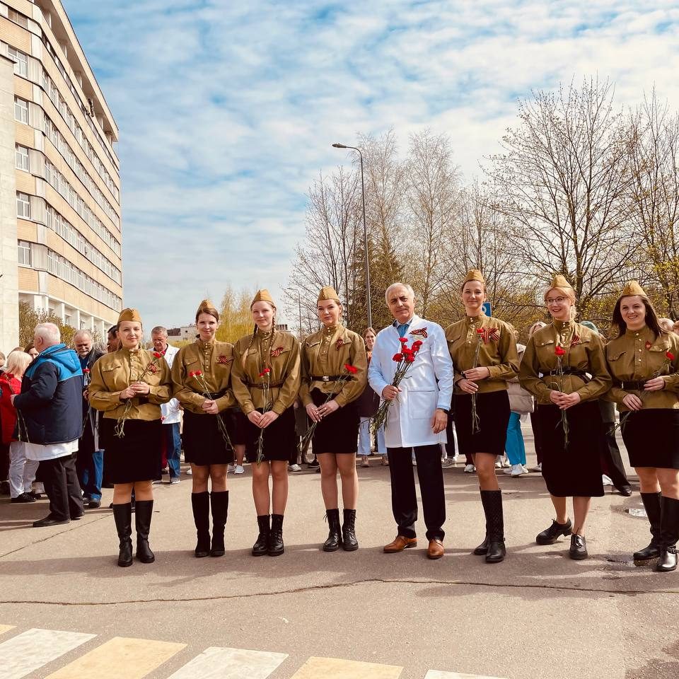 Сегодня в нашей больнице мы провели праздничные мероприятия, посвященные 77-й годовщине Победы в Великой Отечественной войне. В мероприятии приняли участие МЧС России по г. Москве и Всероссийский мотоклуб «Ночные волки».