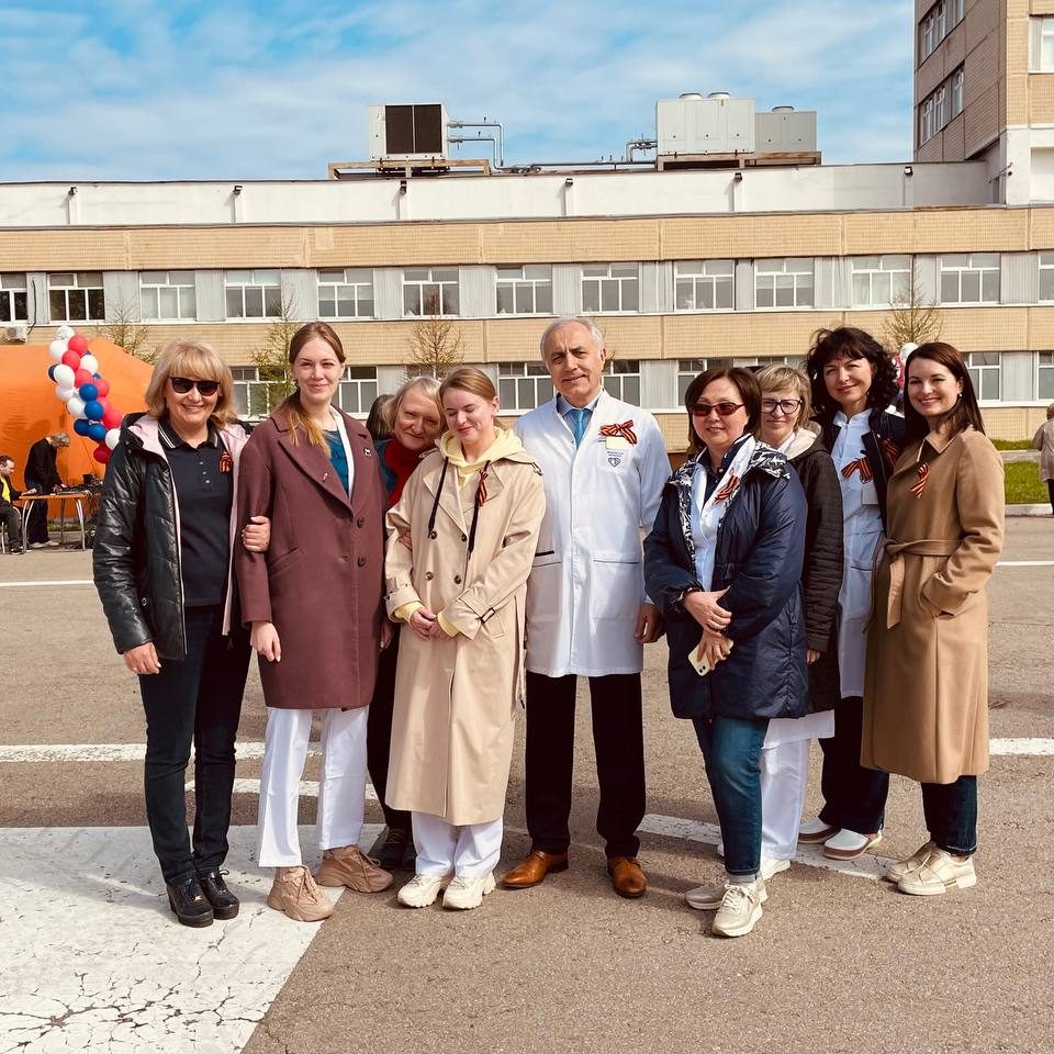 Сегодня в нашей больнице мы провели праздничные мероприятия, посвященные 77-й годовщине Победы в Великой Отечественной войне. В мероприятии приняли участие МЧС России по г. Москве и Всероссийский мотоклуб «Ночные волки».