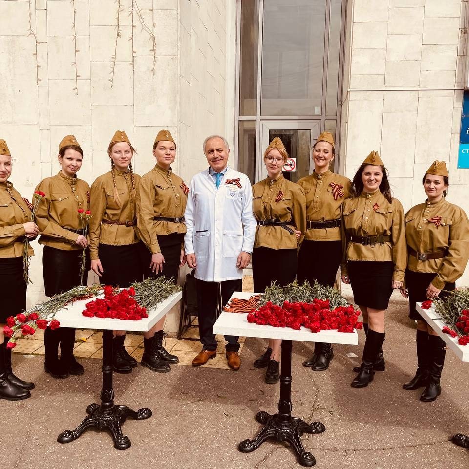 Сегодня в нашей больнице мы провели праздничные мероприятия, посвященные 77-й годовщине Победы в Великой Отечественной войне. В мероприятии приняли участие МЧС России по г. Москве и Всероссийский мотоклуб «Ночные волки».