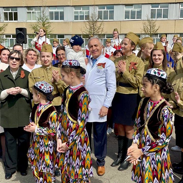 Сегодня в нашей больнице мы провели праздничные мероприятия, посвященные 77-й годовщине Победы в Великой Отечественной войне. В мероприятии приняли участие МЧС России по г. Москве и Всероссийский мотоклуб «Ночные волки».