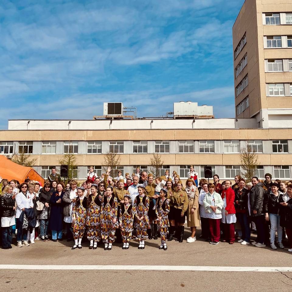 Сегодня в нашей больнице мы провели праздничные мероприятия, посвященные 77-й годовщине Победы в Великой Отечественной войне. В мероприятии приняли участие МЧС России по г. Москве и Всероссийский мотоклуб «Ночные волки».