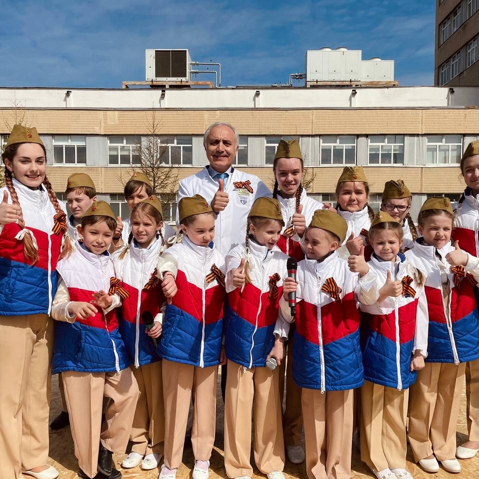 Сегодня в нашей больнице мы провели праздничные мероприятия, посвященные 77-й годовщине Победы в Великой Отечественной войне. В мероприятии приняли участие МЧС России по г. Москве и Всероссийский мотоклуб «Ночные волки».