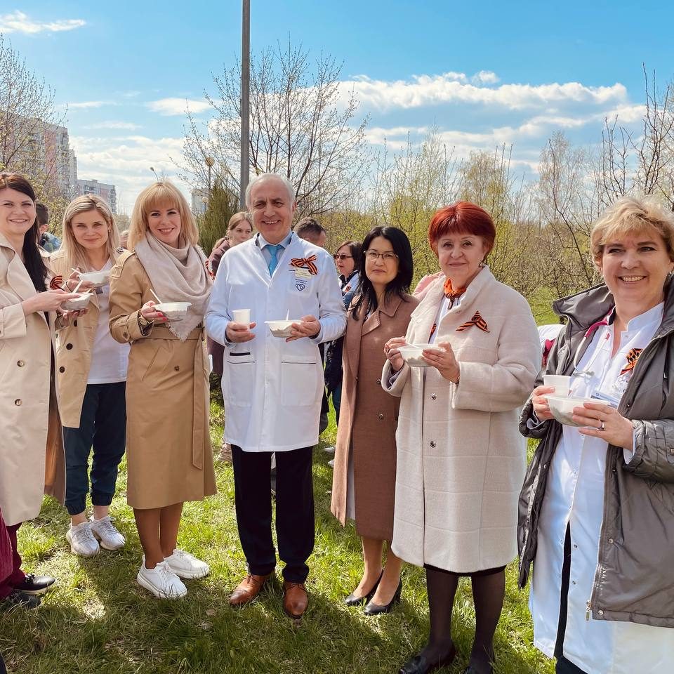 Сегодня в нашей больнице мы провели праздничные мероприятия, посвященные 77-й годовщине Победы в Великой Отечественной войне. В мероприятии приняли участие МЧС России по г. Москве и Всероссийский мотоклуб «Ночные волки».