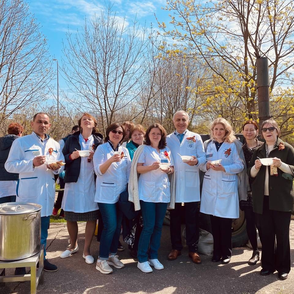 Сегодня в нашей больнице мы провели праздничные мероприятия, посвященные 77-й годовщине Победы в Великой Отечественной войне. В мероприятии приняли участие МЧС России по г. Москве и Всероссийский мотоклуб «Ночные волки».