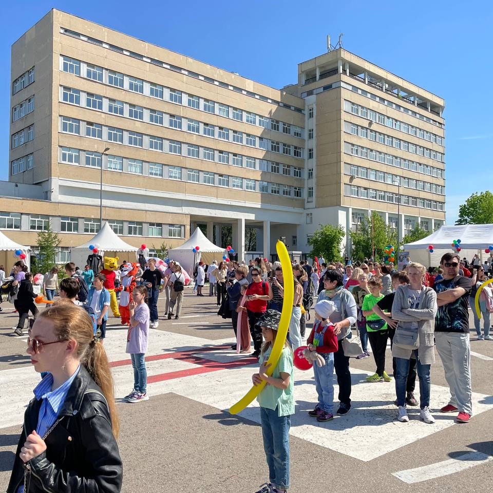 Сегодня в Международный день защиты детей на территории нашей больницы мы провели очередные праздничные мероприятия в рамках V фестиваля «Здоровье и безопасность детей».