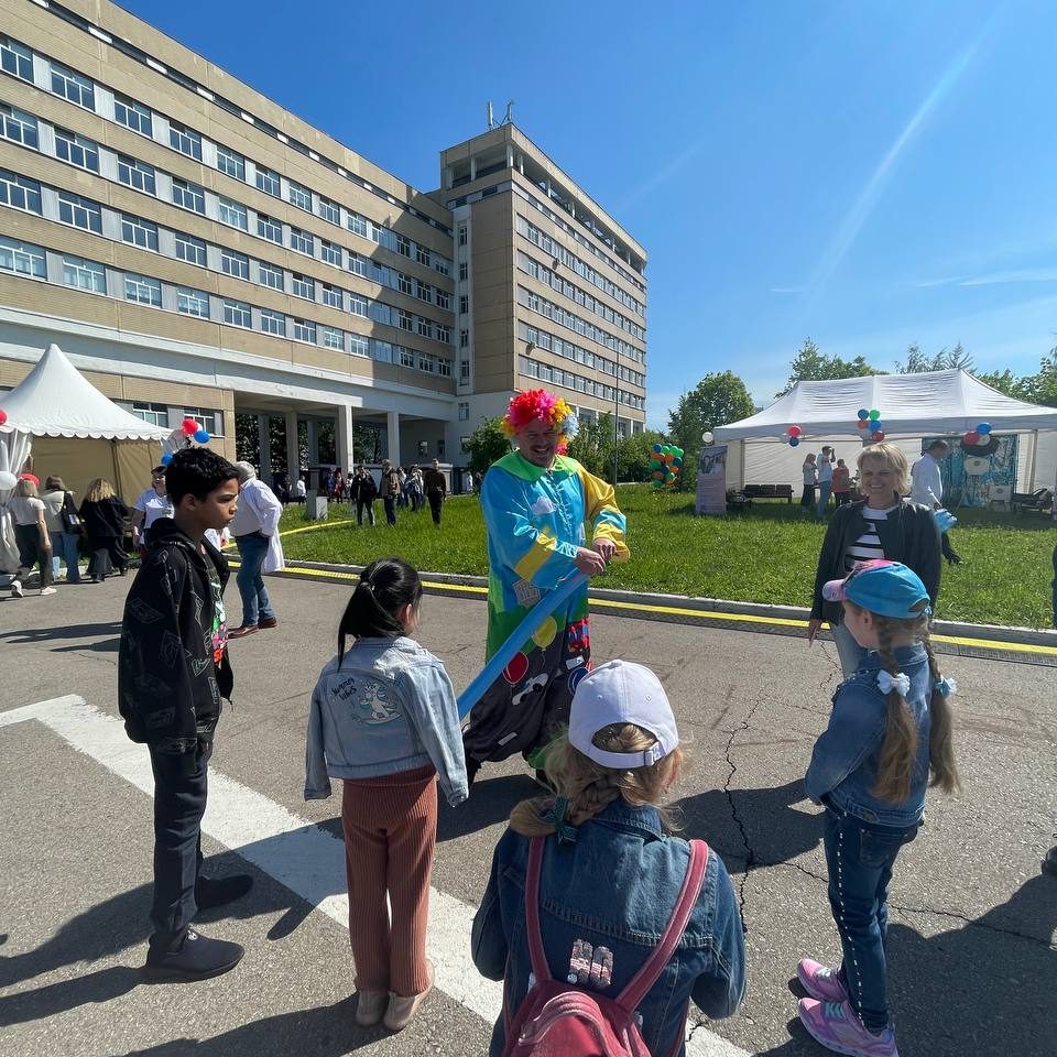 Сегодня в Международный день защиты детей на территории нашей больницы мы провели очередные праздничные мероприятия в рамках V фестиваля «Здоровье и безопасность детей».