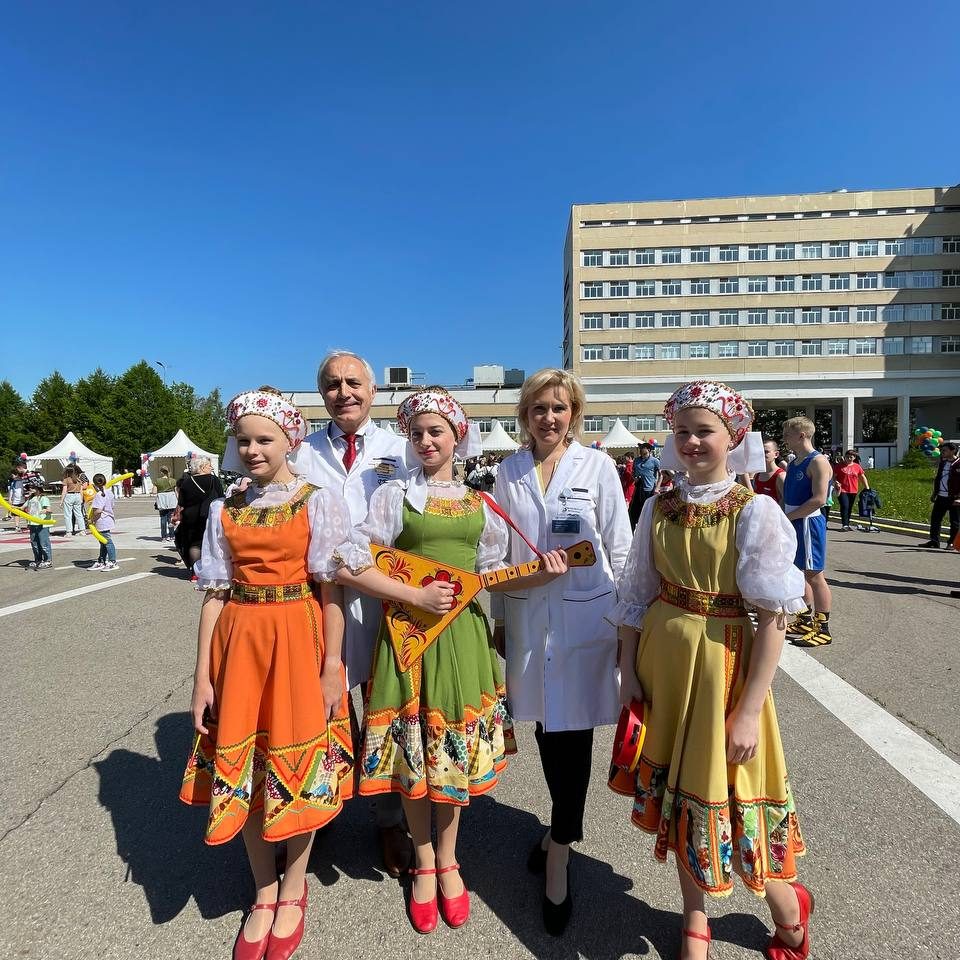 Сегодня в Международный день защиты детей на территории нашей больницы мы провели очередные праздничные мероприятия в рамках V фестиваля «Здоровье и безопасность детей».