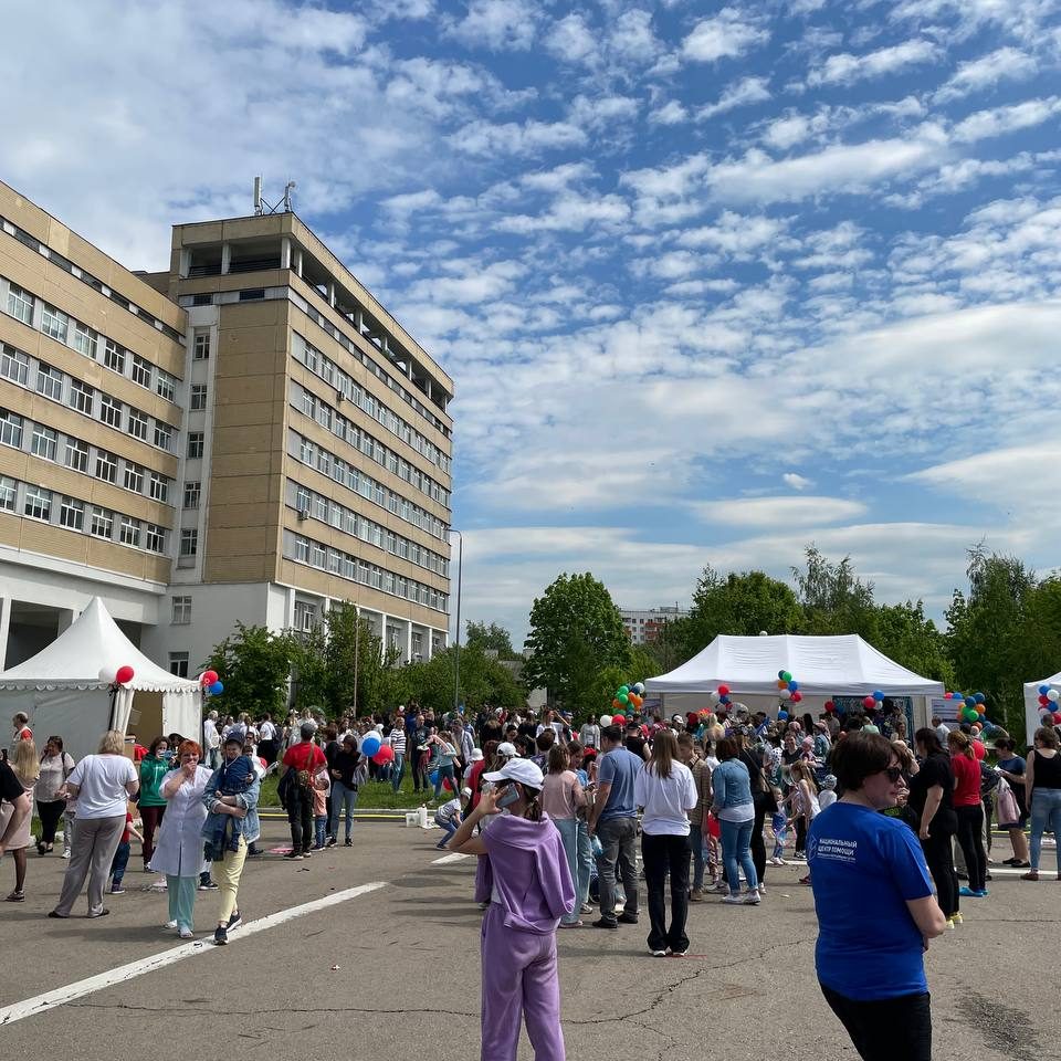 Сегодня в Международный день защиты детей на территории нашей больницы мы провели очередные праздничные мероприятия в рамках V фестиваля «Здоровье и безопасность детей».