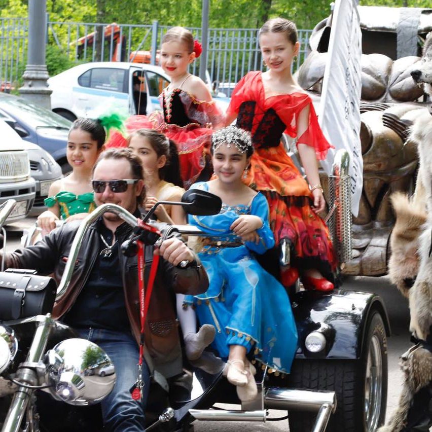 Сегодня в Международный день защиты детей на территории нашей больницы мы провели очередные праздничные мероприятия в рамках V фестиваля «Здоровье и безопасность детей».