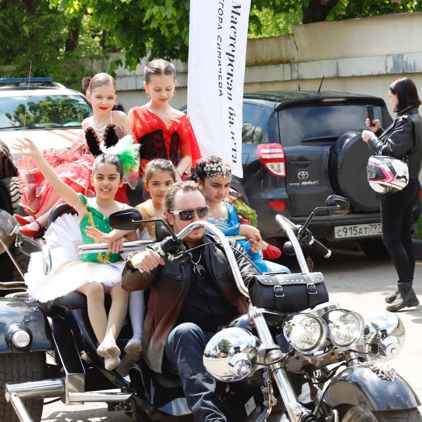 Сегодня в Международный день защиты детей на территории нашей больницы мы провели очередные праздничные мероприятия в рамках V фестиваля «Здоровье и безопасность детей».