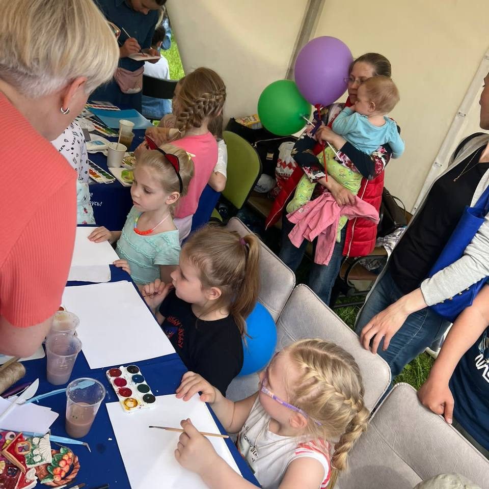 Сегодня в Международный день защиты детей на территории нашей больницы мы провели очередные праздничные мероприятия в рамках V фестиваля «Здоровье и безопасность детей».