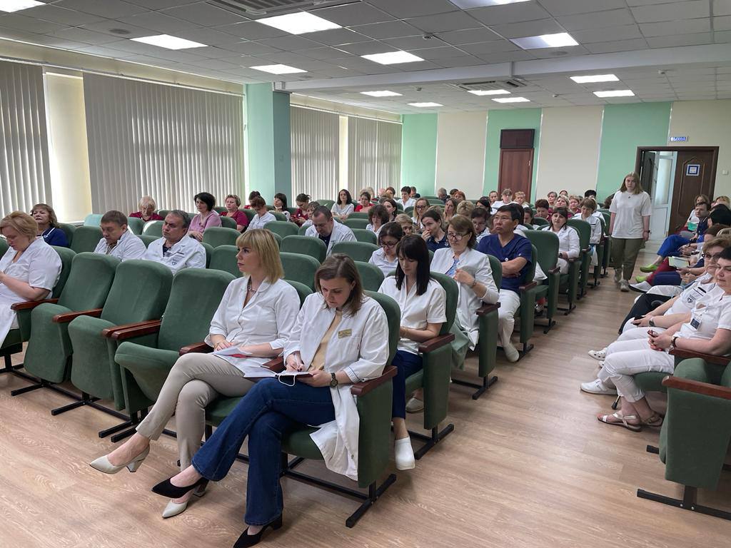 Сегодня состоялась очередная клиническая конференция, на которой был доложен редкий клинический случай о первой в России операции у девочки 11 месяцев с резистентным хилезным асцитом
