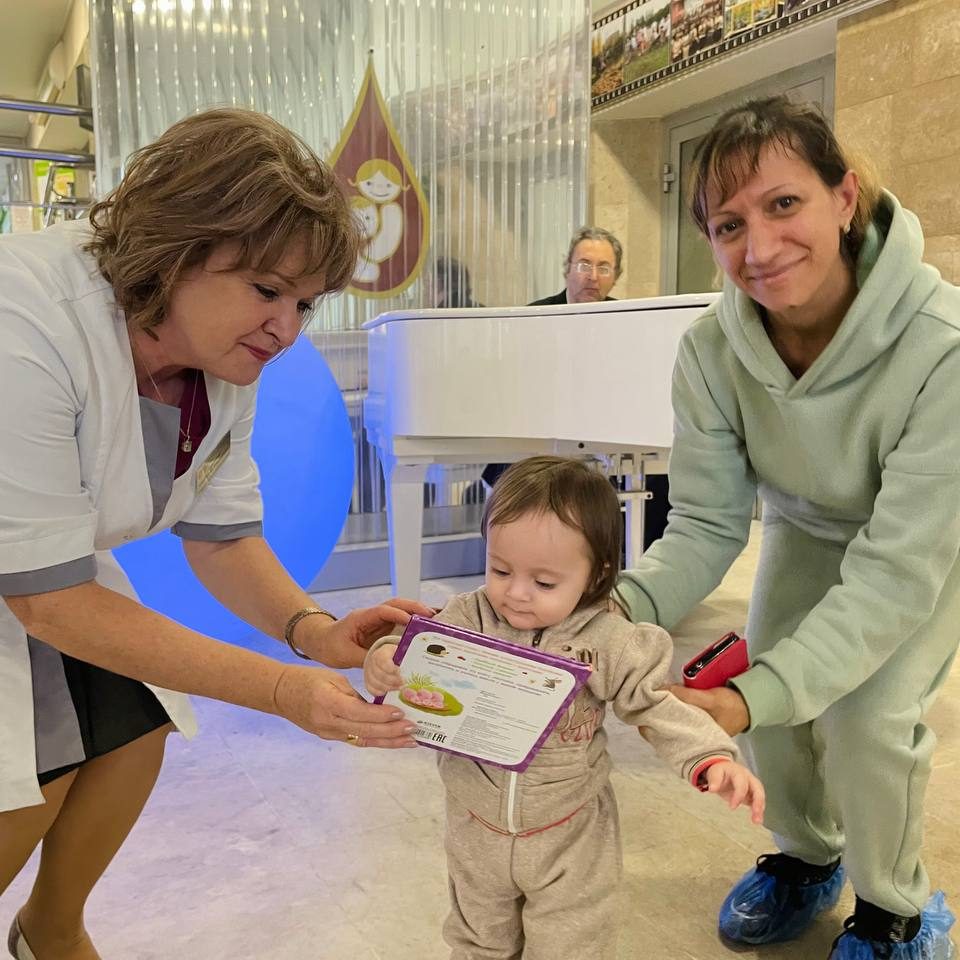 сотрудники Хорошколы проводят благотворительную акцию «Книги вместо цветов» и передают собранные книги для детей в нашу больницу