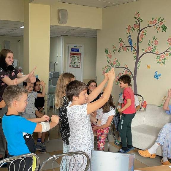 Сегодня в хирургическом отделении для маленьких пациентов нашей больницы провели увлекательную викторину педагоги- организаторы Дворца молодежи «Неоткрытые острова»