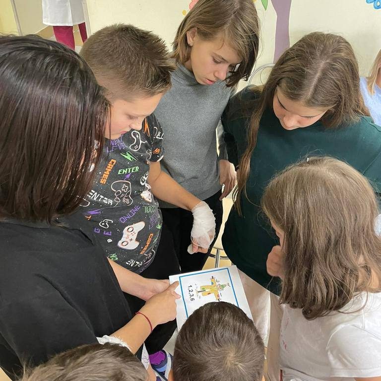 Сегодня в хирургическом отделении для маленьких пациентов нашей больницы провели увлекательную викторину педагоги- организаторы Дворца молодежи «Неоткрытые острова»