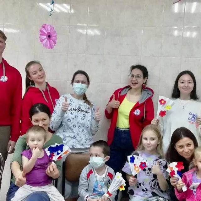 Сегодня в отделении гастроэнтерологии сотрудники Дворца молодежи «Неоткрытые острова» провели мастер -класс и концерт посвящённый «Дню матери»