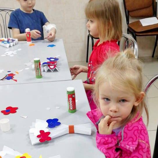 Сегодня в отделении гастроэнтерологии сотрудники Дворца молодежи «Неоткрытые острова» провели мастер -класс и концерт посвящённый «Дню матери»