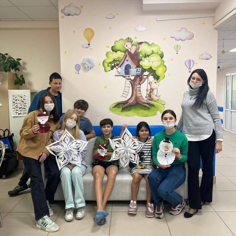 В отделении кардиологии педагоги провели мастер-класс «Украшения к Новому году».