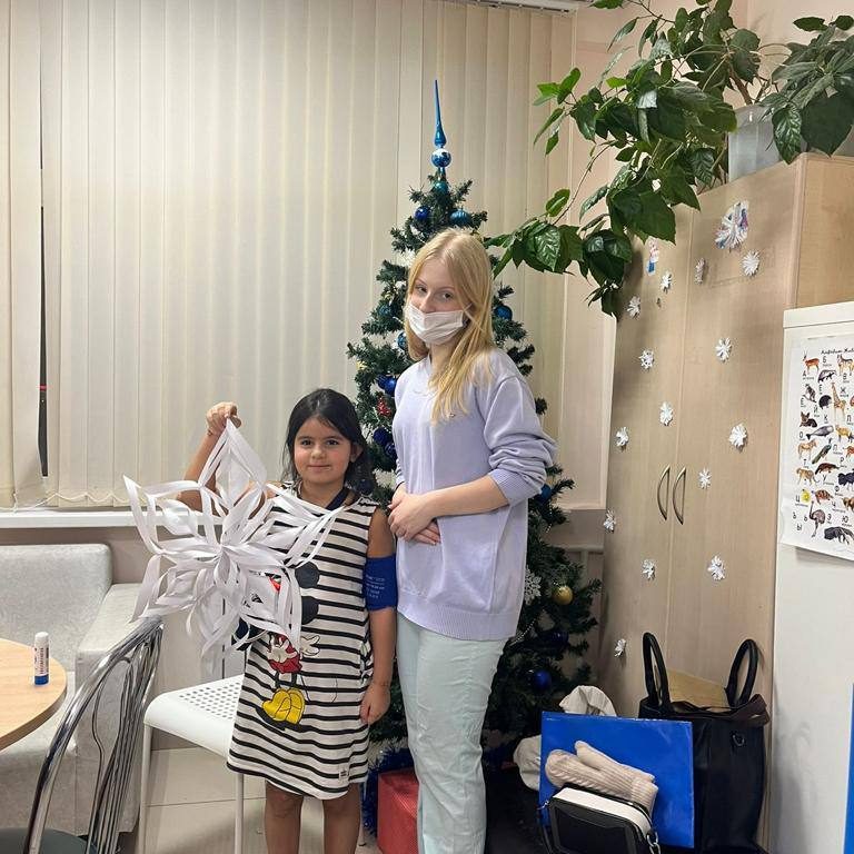 В отделении кардиологии педагоги провели мастер-класс «Украшения к Новому году».