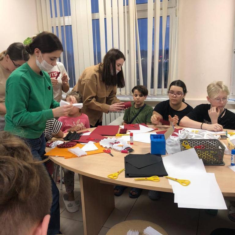 В отделении кардиологии педагоги провели мастер-класс «Украшения к Новому году».