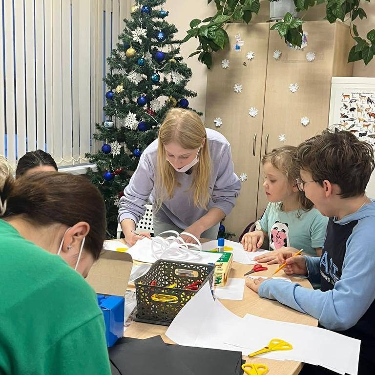 В отделении кардиологии педагоги провели мастер-класс «Украшения к Новому году».