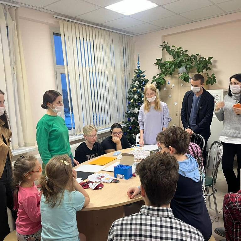 В отделении кардиологии педагоги провели мастер-класс «Украшения к Новому году».