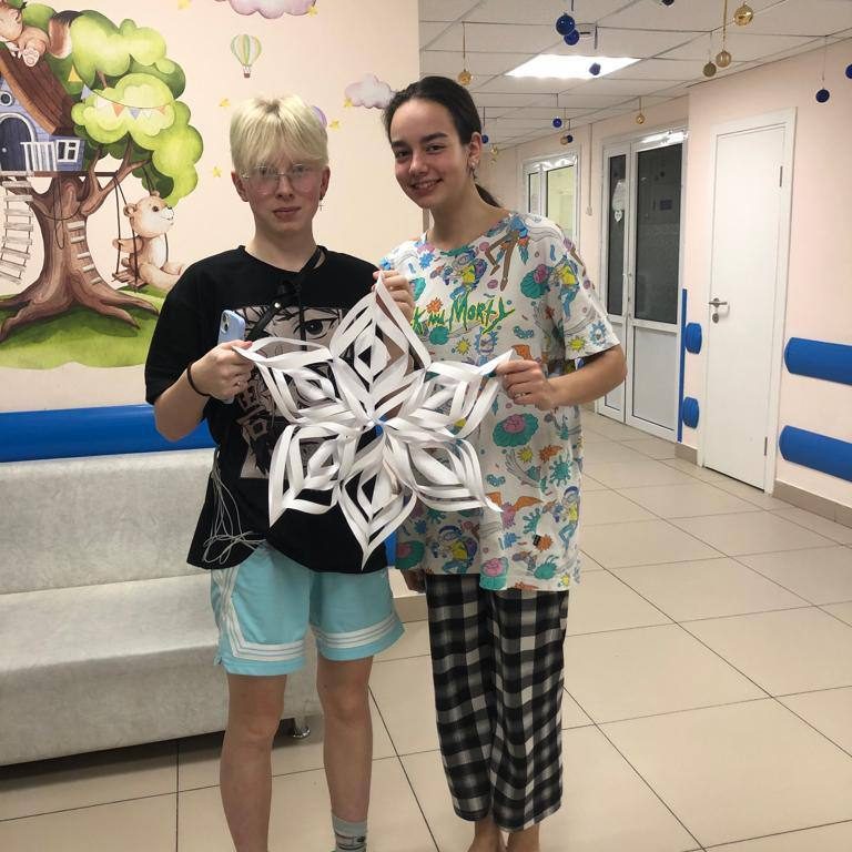 В отделении кардиологии педагоги провели мастер-класс «Украшения к Новому году».