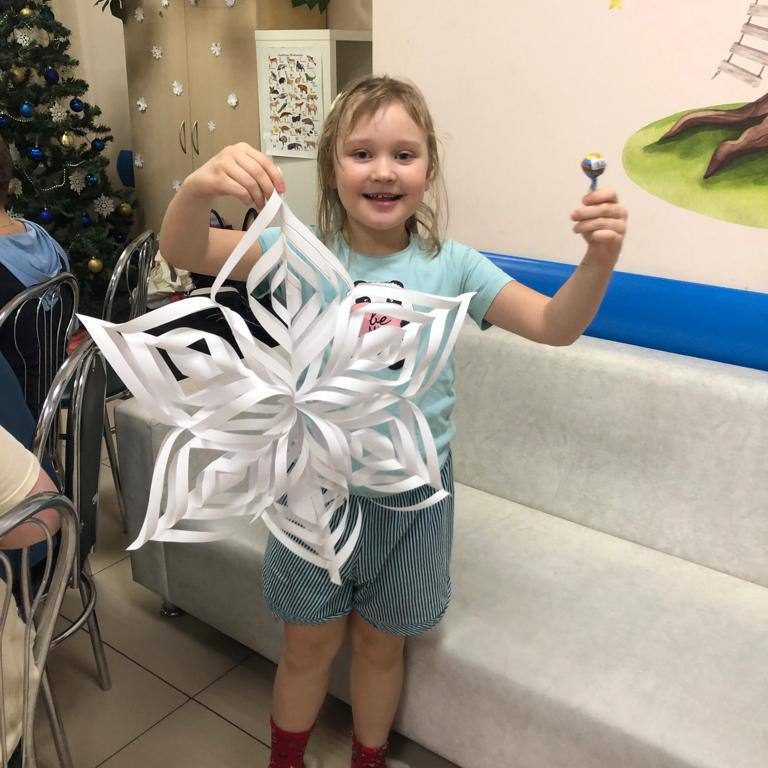 В отделении кардиологии педагоги провели мастер-класс «Украшения к Новому году».