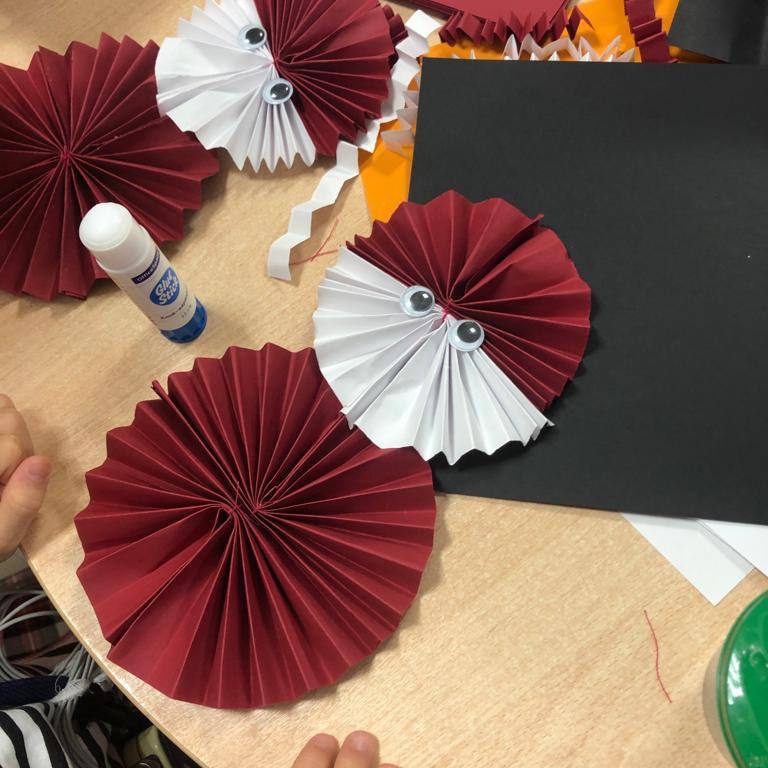 В отделении кардиологии педагоги провели мастер-класс «Украшения к Новому году».