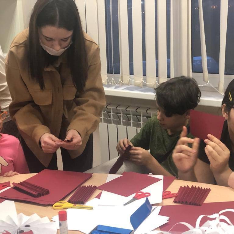 В отделении кардиологии педагоги провели мастер-класс «Украшения к Новому году».