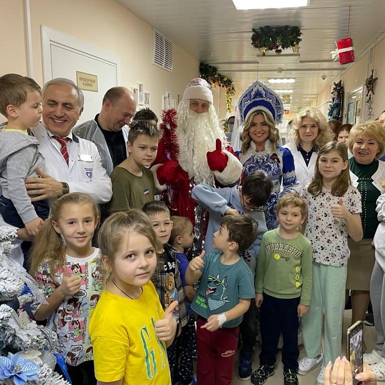 Сотрудники Главного управления Росгвардии по городу Москве в костюмах Деда Мороза и Снегурочки привезли подарки для детей, находящихся на лечении