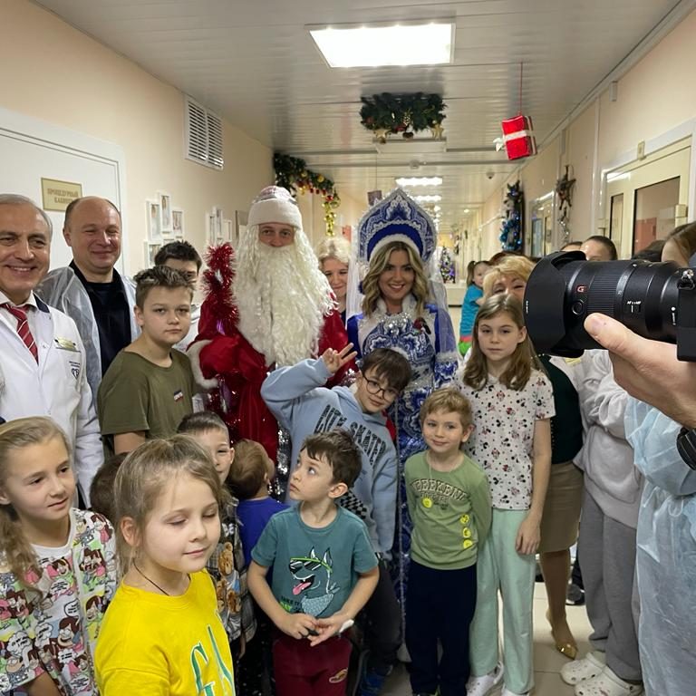 Сотрудники Главного управления Росгвардии по городу Москве в костюмах Деда Мороза и Снегурочки привезли подарки для детей, находящихся на лечении