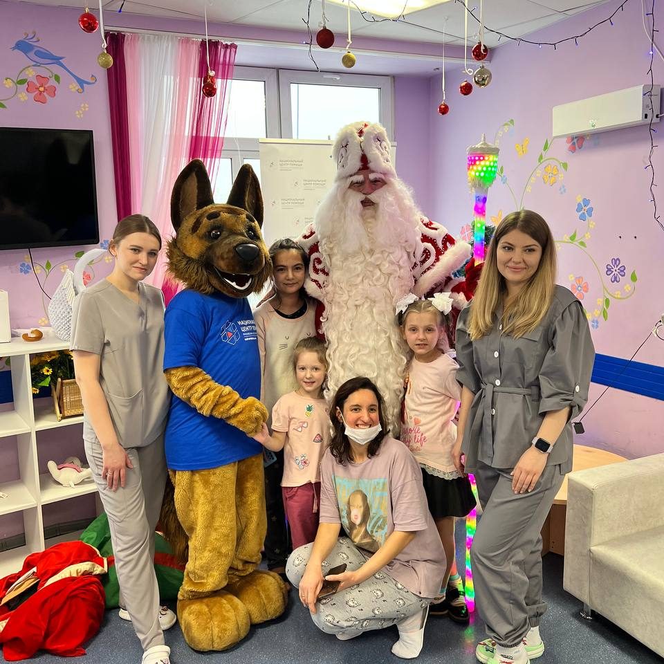 Волонтёры Национального Центра подарили новогоднее настроение маленьким пациентам нашей больницы
