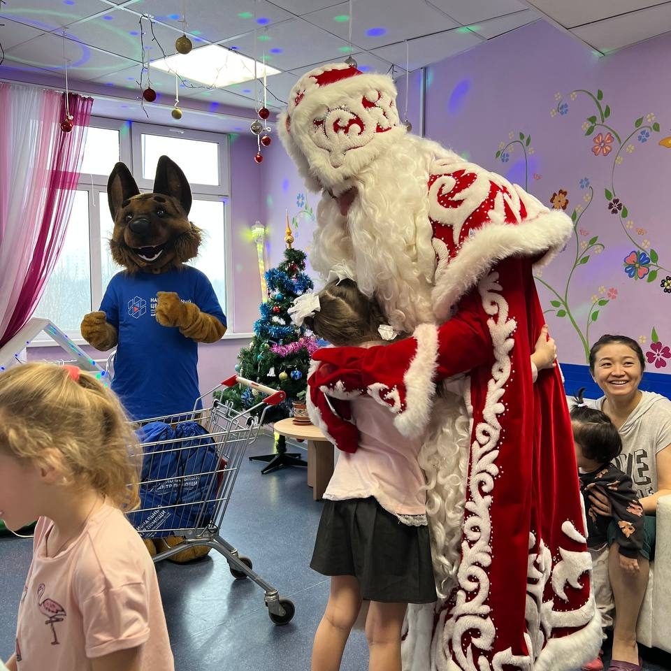 Волонтёры Национального Центра подарили новогоднее настроение маленьким пациентам нашей больницы